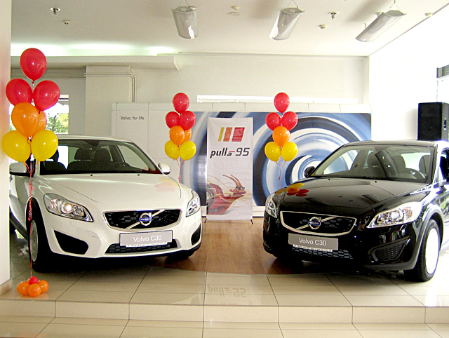 Щасливі переможці акції Заправляй PULLS   вигравай Volvo C30 отримали свої подарунки!
