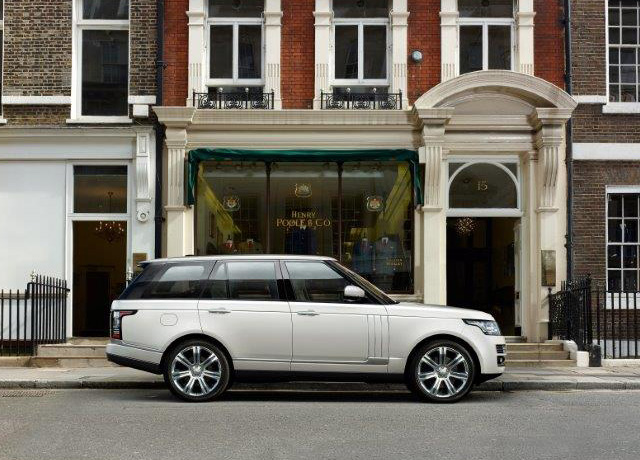 LAND ROVER ПРЕДСТАВЛЯЄ НОВИЙ RANGE ROVER З ПОДОВЖЕНОЮ КОЛІСНОЮ БАЗОЮ, А ТАКОЖ ЕКСКЛЮЗИВНУ КОМПЛЕКТАЦІЮ RANGE ROVER AUTOBIOGRAPHY BLACK 